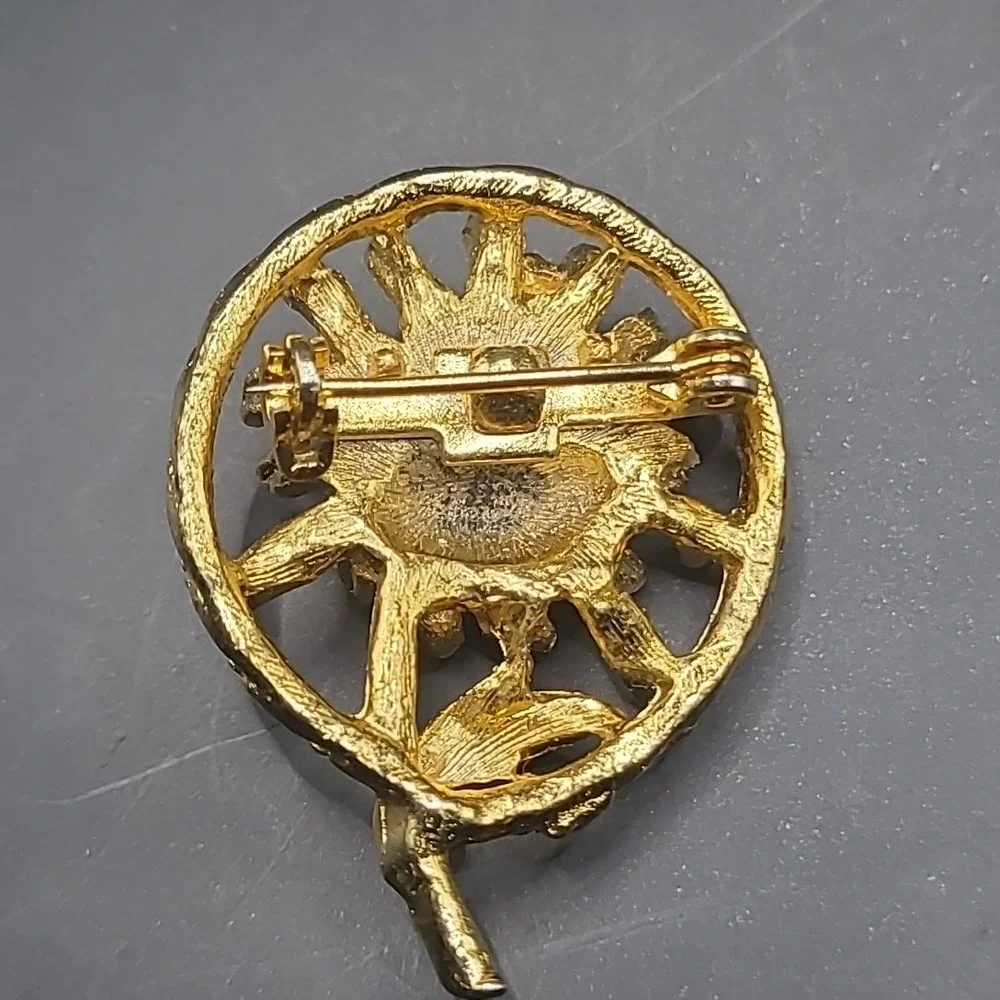 Vintage Flower Brooch‎ Woman Gold Tone Textured Floral Circular Pin Accessory